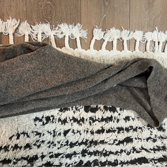 Aritzia community wool cardigan - Picture 2 of 4